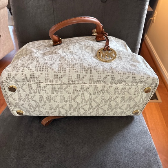 Michael Kors Signature Cindy Dome Satchel Crossbody Handbag Vanilla - Picture 6 of 7